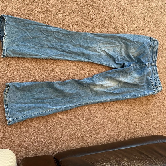 Size 9 low rise light wash stone jeans with butterfly design on right leg - Picture 4 of 4